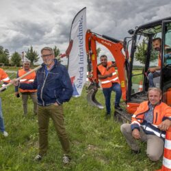 Wethouder C.A.H. (Kees) Zondag, voorzitter van het Algemeen Bestuur UBRivierenland te midden van het team van Selecta Infratechniek, de uitvoerend aannemer. Foto: Raphaël Drent Fotoburo